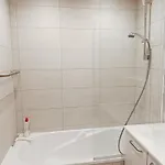 Climatise A Les Pins Dans Avec Piscine דירה