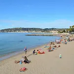 Climatise A Les Pins Dans Avec Piscine דירה *