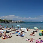 Climatisé à Les Pins Dans Résidence Avec Piscine Appartamento