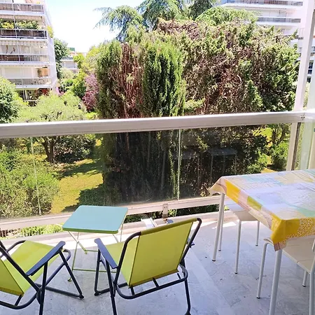 Climatise A Les Pins Dans Avec Piscine * Juan-les-Pins