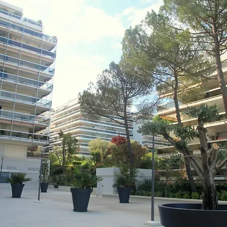 Apartment Climatise A Les Pins Dans Avec Piscine